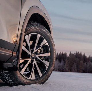 Підлаштовуються під погоду: випущено перші у світі шини з висувними шипами (відео)