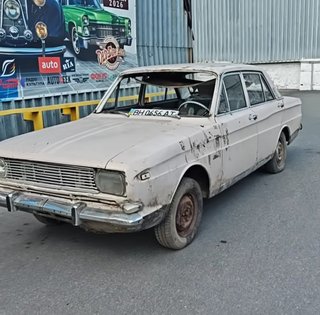 Служил детской площадкой: в Украине обнаружили заброшенным винтажный Ford 60-х (видео)