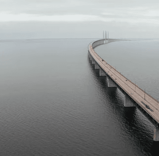 Зникає під водою та з'являється: що відомо про найвідоміший міст, який з'єднує дві країни (відео)