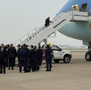 Делегація США перед вильотом додому викинула все, що їм давали в Китаї: у чому причина