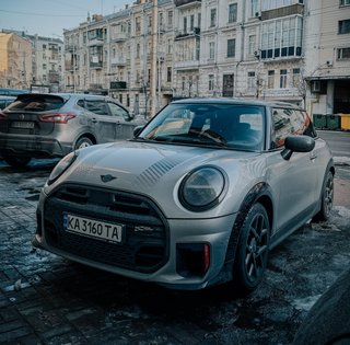 Маленька ракета: у Києві помітили новітній заряджений Mini за 2 мільйони (фото)