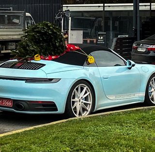 Украинец перевозил рождественскую елку на спортивном кабриолете Porsche (фото)