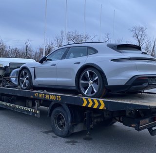 "Превратились в кирпичи": россиянам заблокировали сотни Porsche через спутник