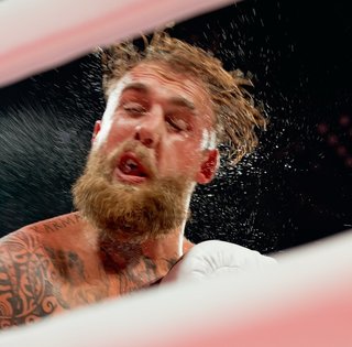 Джейк Пол показал свою сломанную нокаутом челюсть (фото)