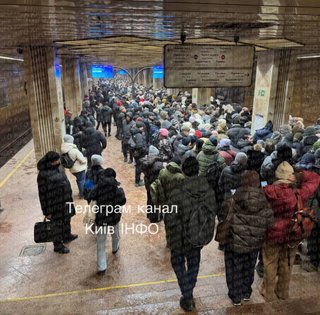 Красная ветка метро курсирует только до "Театральной": киевляне стоят в больших очередях (видео)