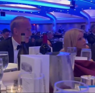 Пока все бежали: во время стрельбы с Трампом женщина воровала вино со столов — ее поступок активно обсуждают (фото)