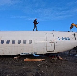 Чоловік хоче закопати Boeing 737 у своєму саду, щоб перетворити його на ядерний бункер (відео)