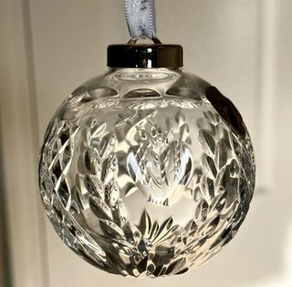 Дівчина купила кришталеву кулю за копійки: пізніше з'ясувалося, скільки вона коштує насправді