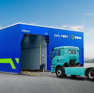 Новое изобретение позволяет электрическим грузовикам преодолевать 1250 км без подзарядки (фото)