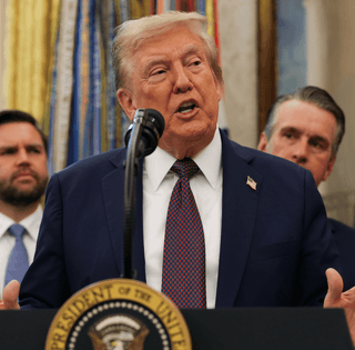 Из-за "огромного интереса" людей: Трамп хочет обнародовать правительственные файлы об НЛО и инопланетянах