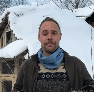 Українець живе у глиняній хаті посеред Карпат: чим він опалює (фото)