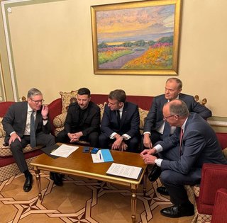 Макрон предупредил Зеленского о предательстве США: Der Spiegel опубликовал стенограмму разговора