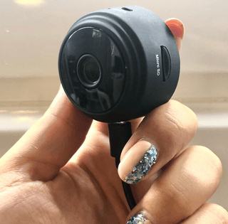 Дівчина прибирала в будинку і виявила приховані камери, які то з'являлися, то зникали