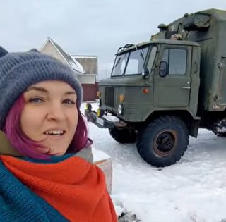 С холодильником и диваном: на Волыни из старого ГАЗ-66 сделали удобный дом на колесах (фото)