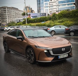 Изменилась до неузнаваемости: в Киеве появилась новая "шестерка" Mazda (фото)