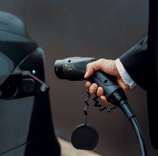 Как зарядить электромобиль в условиях блэкаута: лайфхак от одесситов (видео)