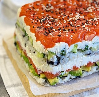 Коли немає часу на роли. Як швидко приготувати суші-торт