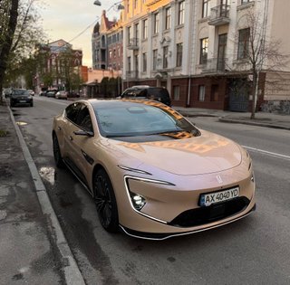 580 сил і немає заднього скла: у Харкові засвітився стильний електрокар від Huawei (фото)