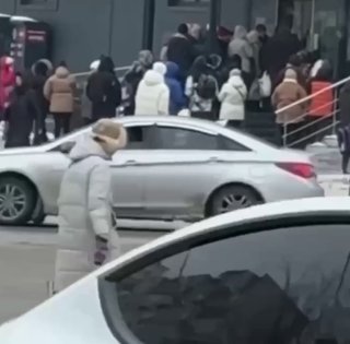 Частичный блэкаут в Киеве: люди спешат купить еду в еще работающих супермаркетах (видео)