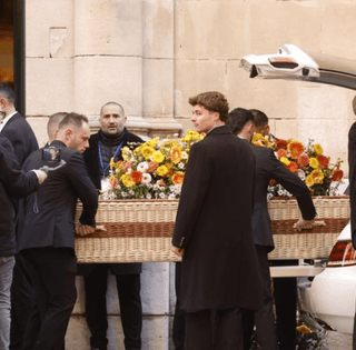 Труна із ротанга й квітів: Бріжит Бардо похована у таємниці на морському цвинтарі (фото)