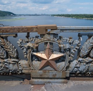 Міст Патона розсипається на очах: чому 72-річну легенду Києва не ремонтують роками