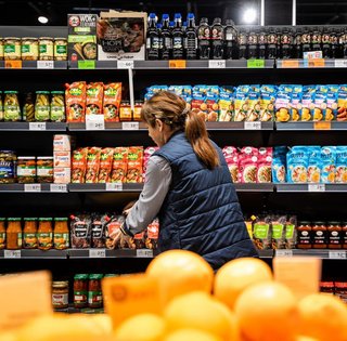 Несмотря на отключение света, супермаркеты Киева работают: правительство координирует их работу, — Свириденко