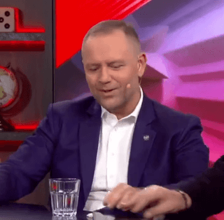 Президент Польши попал в курьезную ситуацию: у него выпал снюс во время прямого эфира (видео)