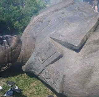 Падение маршала. Украинцы обсуждают "стихийную декоммунизацию" в Харькове