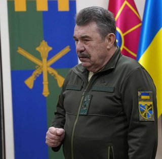 Вручив подарунки і пiшов: генерала Кузьмука звільнили з посади радника командувача ТрО