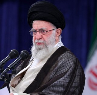 Знищити аятолу: Моссад і ЦРУ кілька років стежили за Хаменеї перед ліквідацією, — FT (фото)