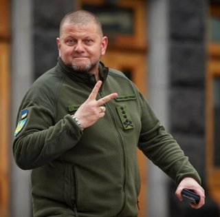 От "борьбы со стриптизом" до "покушения" на Залужного: что не сходится в новой версии событий 2022 года