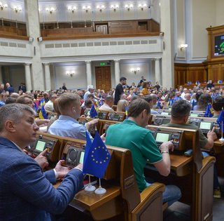 60 депутатов Рады хотят сложить мандат: устали и недовольны зарплатой, — Юрченко