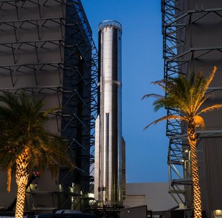 Компания Илона Маска показала ракету для полетов на Марс: ее готовят к запуску (фото)