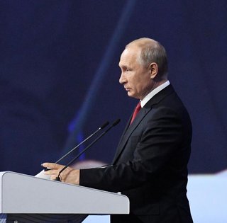 Дает Москве шанс увеличить доходы: ослабление санкций против РФ будет "ограниченным", — Bloomberg