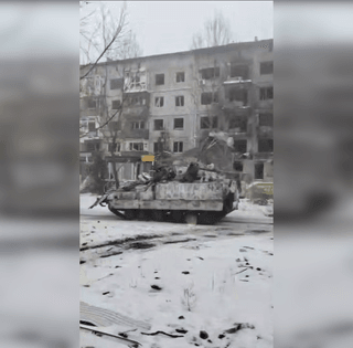 Тривають останні бої: росіяни на трофейній техніці роз'їжджають вулицями Покровська (відео)