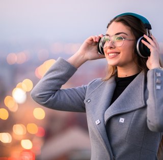 Меч в камне, внутренний компас и вся правда о продюсерах: 7 лучших клипов января