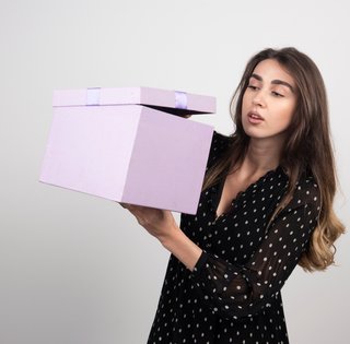 Женщина открыла подарочную коробку из 1990-х и не поверила своим глазам от находки (фото)