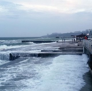 "Нефтяные пятна" появились на двух пляжах в Одессе: что известно