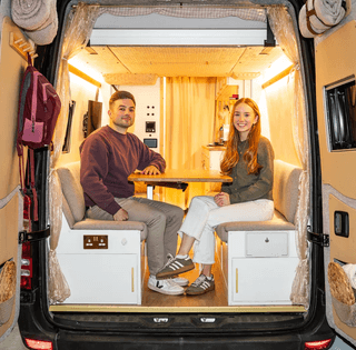 Пара превратила фургон в квартиру на колесах и заработала на этом более $13 тысяч (фото)