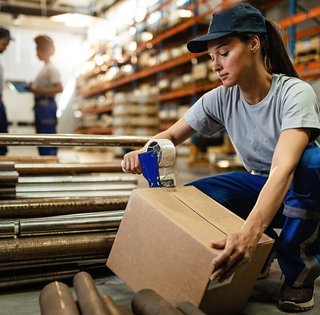 Склады, заводы и клубничные поля: где работают и сколько зарабатывают украинцы в Польше