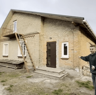Украинец купил старый дом в селе: прошло 2 года — теперь его не узнать (фото)