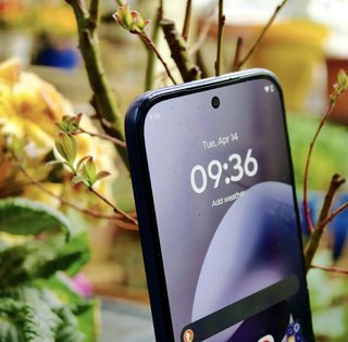 Дешевый телефон с топовым AMOLED-дисплеем: какая модель удивила экспертов (фото)