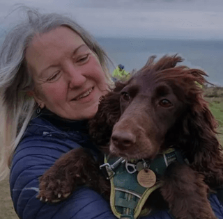 Жінку спустили зі скелі на мотузках, щоб врятувати собаку: деталі операції (фото)