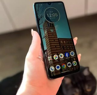 Недорогий смартфон з хорошими характеристиками: яку модель радять експерти (фото)