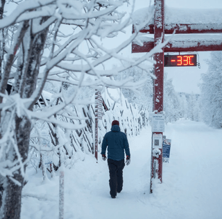 Тисячі людей застрягли в популярній серед туристів країні: що сталося (фото)
