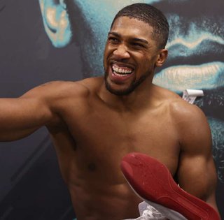 С логотипом спецподразделения ГУР: Энтони Джошуа сфотографировался с флагом Украины (фото)