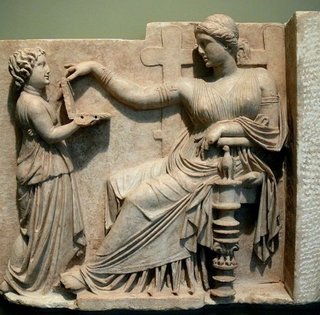 На древнегреческой статуе заметили предмет из будущего: теперь им пользуются ежедневно (фото)