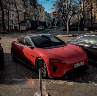 В Україну привезли потужний електрокар від Huawei без заднього скла (фото)