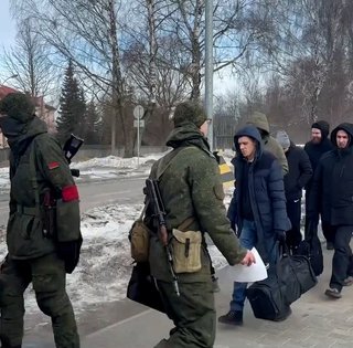 Паніка в Білорусі: чоловіки масово отримують повістки та їдуть на військові збори (фото)