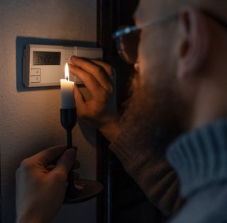 Графіки відключення електроенергії на 3 грудня: де найдовше завтра не буде світла і кому пощастить